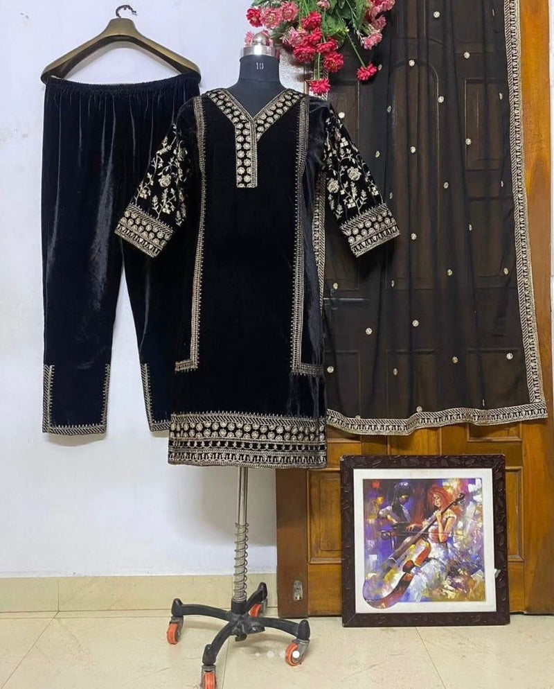 Dinsaa Suit Ds 143 Velvet Heavy Embroidey Pakistani Salwar Kameez Collection