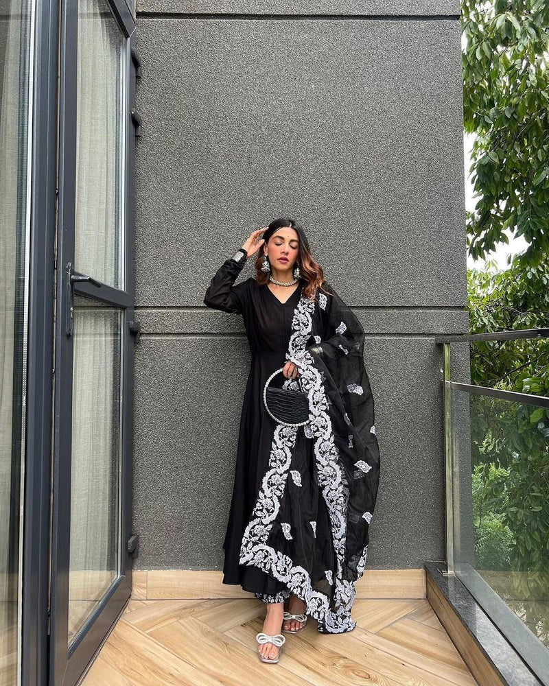 Vad Black Outfit Georgette With Embroidered Work Designer Fancy Kurti Combo Set